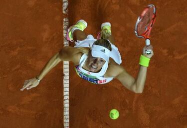 Angelique Kerber defends Stuttgart title