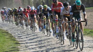 Ciclistas sobre un tramo de pav&eacute;s de la Par&iacute;s-Roubaix.