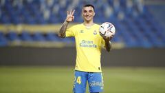 R&oacute;ber Gonz&aacute;lez posa con el bal&oacute;n tras su hat-trick.