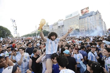 Miles de aficionados celebran en Buenos Aires el pase a la final del Mundial de Qatar 2022.