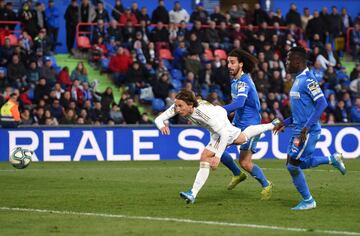 El jugador del Real Madrid, Modric, marca el 0-3 al Getafe.