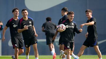 SANT JOAN DESPÍ, 24/09/2024.- Los jugadores Pedri (2i) y Pablo Torre (2d) durante el entrenamiento del primer equipo del FC Barcelona, este martes. EFE/ Enric Fontcuberta