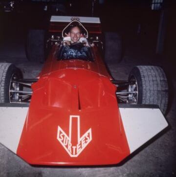 El piloto británico posando con el Surtees TS7 Fórmula 1 en 1970.