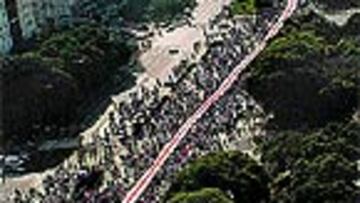 <b>SUPERAR A RIVER PLATE</b>. Imagen de una parte de la caravana de los hinchas de River Plate.