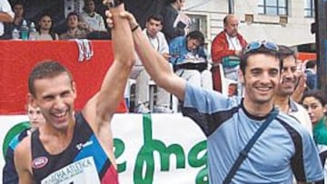 <b>AMIGOS. </b>Paquillo Fernández (derecha) levanta el brazo de Robert Korzeniowski, ahora su entrenador.