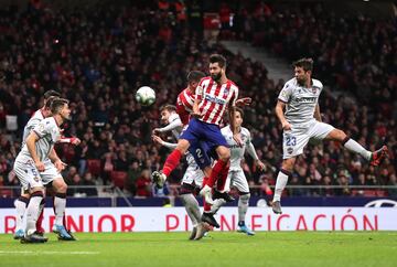 El jugador del Atlético de Madrid, Felipe, marca el 2-1 al Levante. 