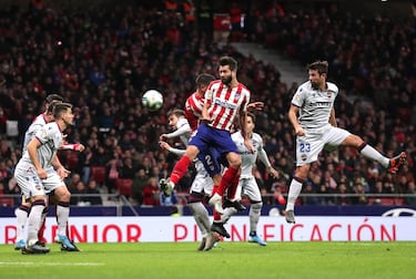 El jugador del Atlético de Madrid, Felipe, marca el 2-1 al Levante. 