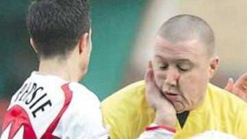 <b>MENUDOS MOFLETES. </b>A Paddy Kenny sus 115 kilos se le escapan por todos lados.