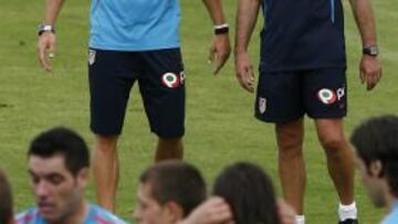 <b>EN MADRID. </b>Forlán, en la imagen junto a Escribá, no va a Palma.