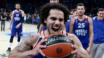 ISTANBUL, TURKEY - NOVEMBER 29: Shane Larkin (0)  of Anadolu Efes  celebrates after the Turkish Airlines Euroleague match between Anadolu Efes and Bayern Munich, in Istanbul, Turkey on November 29, 2019. Shane Larkin broke the EuroLeague scoring record.
  (Photo by Onur Coban/Anadolu Agency via Getty Images)
 PUBLICADA 24/01/20 NA MA24 6COL     