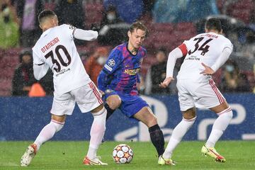 Frenkie De Jong entre Nicol¨¢s Otamendi y Andr¨¦ Almeida.