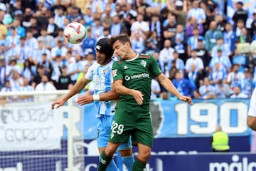 Luismi disputa un balón dividido cpon Mada.