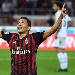 Bacca supera a Van Basten, y ahora va por Weah e Inzaghi