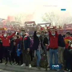 La afición del Atleti se junta sin respetar la distancia de seguridad para animar a su equipo