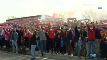 La afición del Atleti se junta sin respetar la distancia de seguridad para animar a su equipo