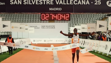Geoffrey Kamworor cruza la meta, victorioso, en la San Silvestre Vallecana 2025.