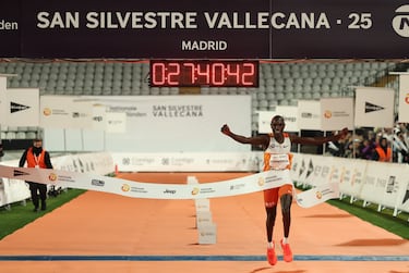 El atleta keniano Geoffrey Kamworor celebra su victoria en la prueba internacional de la San Silvestre Vallecana.