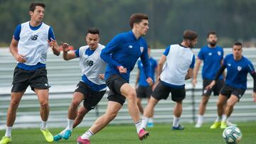 Córdoba toca el balón junto a Ganea y Vesga.