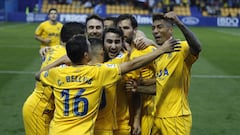 Los jugadores del Alcorc&oacute;n celebran un gol.