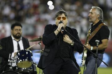 El cantante nacional, Zalo Reyes se presenta en el estadio Monumental de Santiago, Chile.