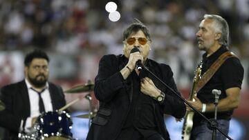 El cantante nacional, Zalo Reyes se presenta en el estadio Monumental de Santiago, Chile.