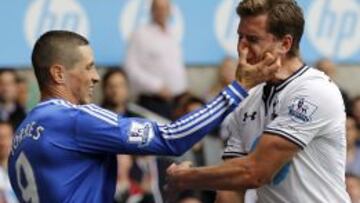Fernando Torres arañó a Vertonghen, del Tottenham.
