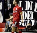 Gerrard mantiene líder al Liverpool con un "hat-trick"