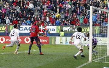 Oriol Riera marca el 2-0 también de cabeza.