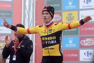 El esloveno Primo Roglic del equipo Jumbo-Visma gana en el Angliru.