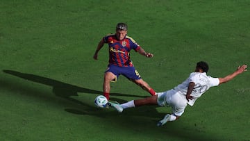 Diego Luna tumba al Chucky Lozano