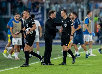 Simeone tras el pitido final: "Del lado donde estamos nosotros no podemos hacer nada, se ve clarito el agarrón a Correa y es una acción en nuestra contra cuando el partido se iba. Más allá de este pequeño detalle, creo que ellos jugaron mejor en el primer tiempo con la pelota, no pudimos encontrar a un equipo que con la pelota juega bien, no nos hicieron daño pero circulaban bien. Llegó el gol con fortuna y creo que hicimos un segundo tiempo importante. Pese a algún golpe de los chicos competimos bien, no supimos cerrarlo y en una hermosa acción encajamos un gol que será una noche apoteósica para la Lazio".