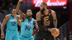 LeBron James ante Michael Kidd-Gilchrist durante el Cleveland Cavaliers-Charlotte Hornets.