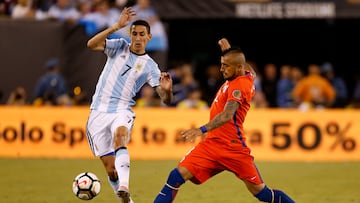 El jugador de la selección chilena, Arturo Vidal, disputa el balón con Ángel di María de Argentina durante el partido final de la Copa America Centenario.