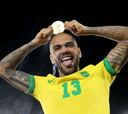 Is Barcelona's Dani Alves the most decorated men's player ever? How many trophies has he won?
