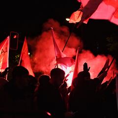 El significado de la bandera de la Cruz de Borgoña que se ve en las protestas de Ferraz