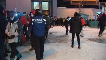 La batalla campal de bolas de nieve entre cientos de jóvenes en Callao que indigna en las redes