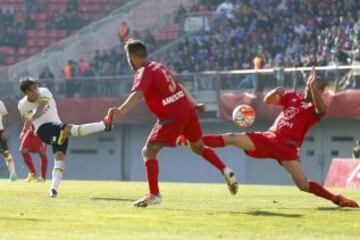 Futbol, Nublense vs Colo Colo.
Copa Chile 2016.
El jugador de Colo Colo Brayan Carvallo, izquierda, disputa el balon con la defensa de Nublense durante el partido de Copa Chile en el estadio Nelson Oyarzun de Chillan, Chile.
09/07/2016
Andres Pina/Photosport**************