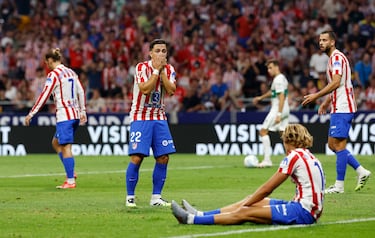 Marcos Llorente se lamenta de fallar su ocasión.