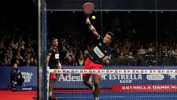 Alejandro Galán ejecuta un remate en el Master Final.