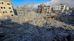 Palestinians gather at the site of Israeli strikes on houses in Jabalia refugee camp in the northern Gaza Strip, November 1, 2023.