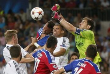 Iker Casillas despeja el balón