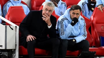 Ancelotti, junto a Davide, en Anfield.