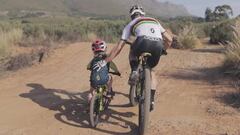 Nino Schurter practicando MTB por trails de Sud&aacute;frica con su hija. 