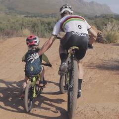 Así es la versión de padre de un campeón como Nino Schurter