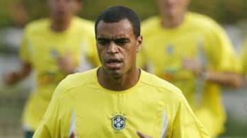 16. Denilson se inició en Sao Paulo en el 1995 y se retiró 15 años después en el Kavala de Grecia. Fue campeón del mundo con Brasil en el 2002, pero no fue titular en ningún partido.