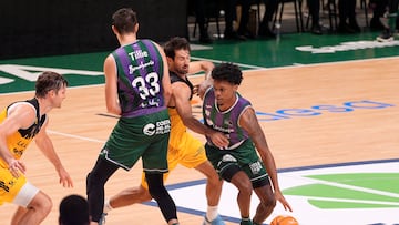 Carter lleva el balón