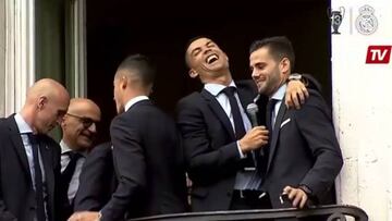 Cristiano mezcla en el balcón sus dos gritos de guerra preferidos