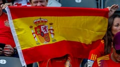 BERLÍN (ALEMANIA), 15/06/2024.- Aficionados españoles animan antes del inicio del partido del grupo B de la Eurocopa 2024 entre España y Croacia, este sábado en el Estadio Olímpico de Berlín, Alemania. EFE/J.J.Guillén
