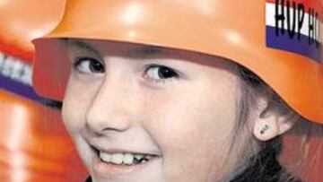 <b>INOCENTE POLÉMICA. </b>Una niña sonríe con el famoso y prohibido casco de Van Laar.