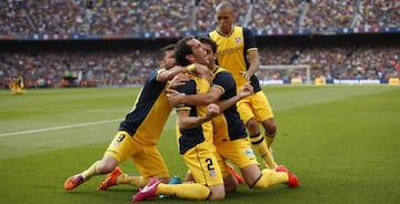 Godín celebra el gol en el Camp Nou.